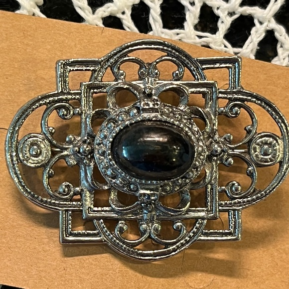 Unmarked Jewelry - Beautiful Vintage Ornate Design Silver Tone with Black Aura‎ Borealis Brooch